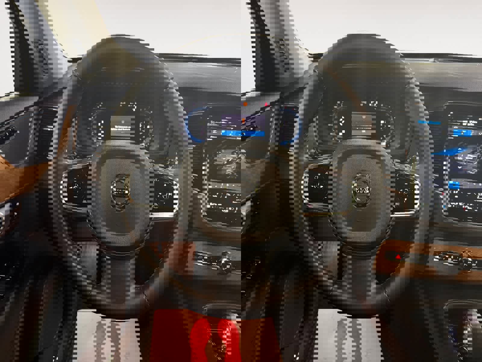 Used 2024 Volvo XC90 B6 Plus w/ Protection Package Premier image 16