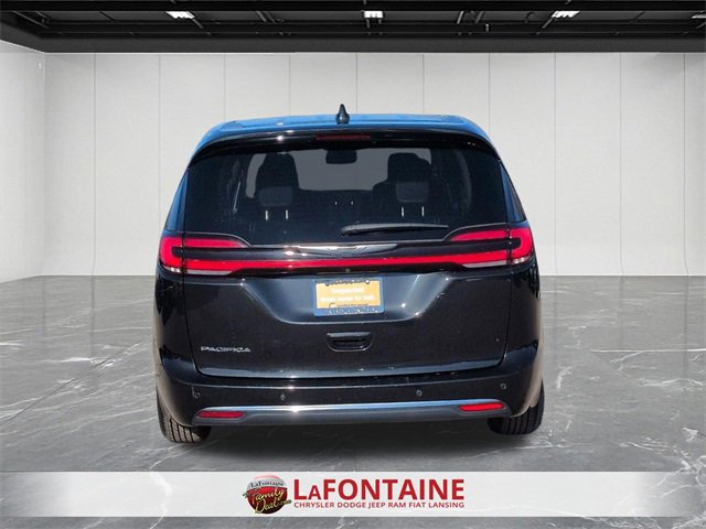 Certified 2023 Chrysler Pacifica Touring-L image 4