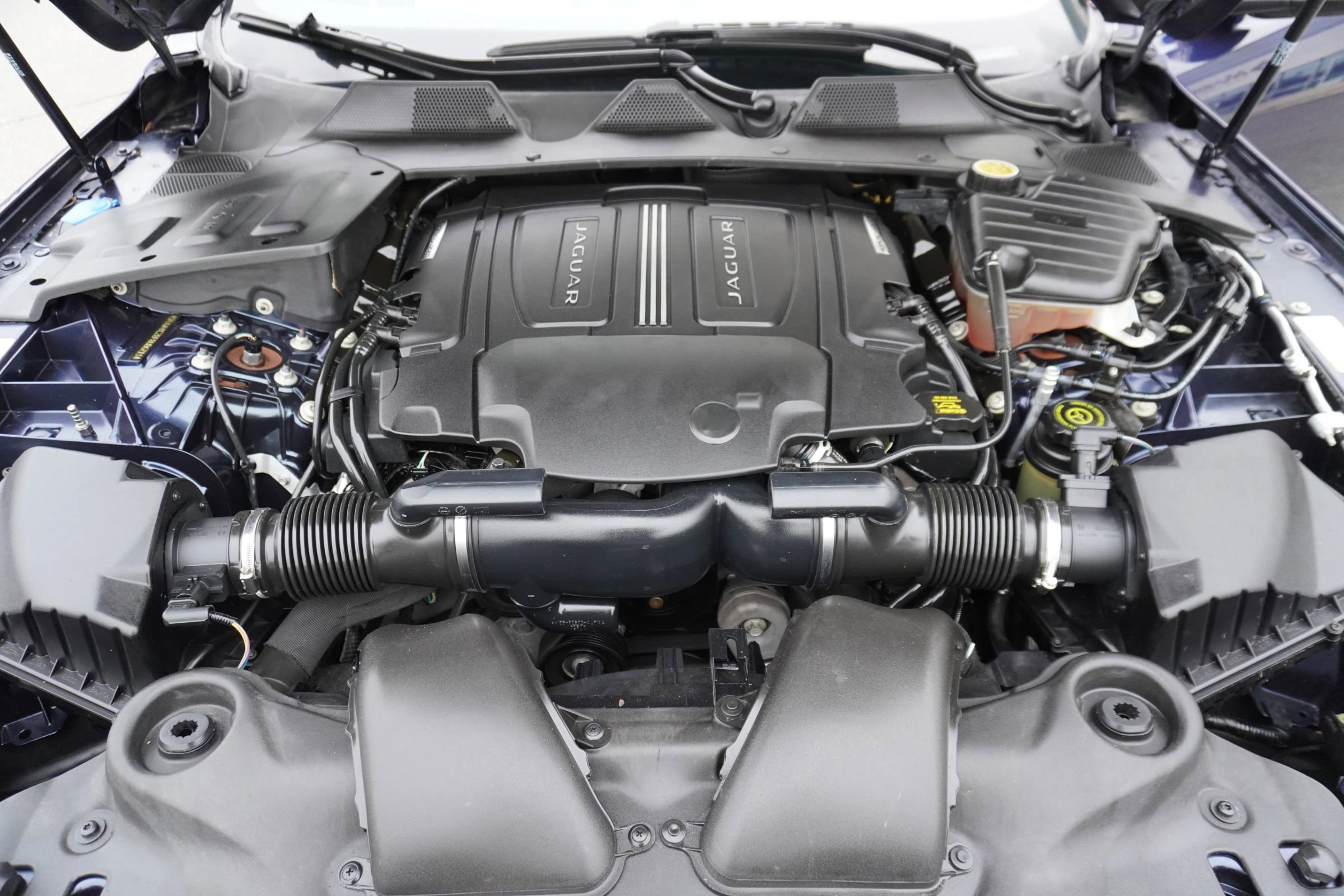 Used 2015 Jaguar XJ image 36