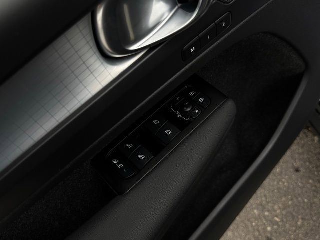 Used 2021 Volvo XC40 T5 Momentum image 14