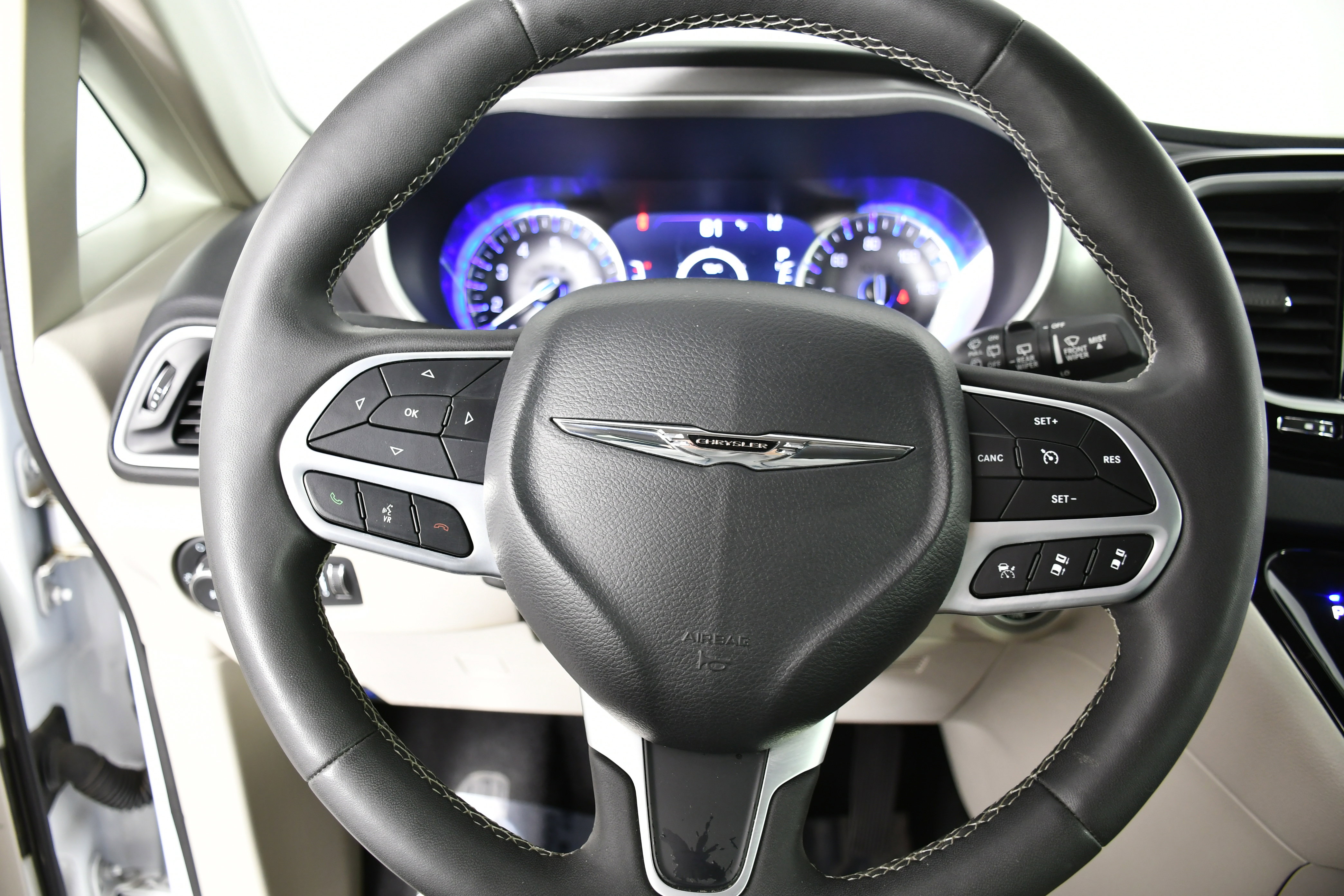 Used 2024 Chrysler Pacifica Touring-L image 19