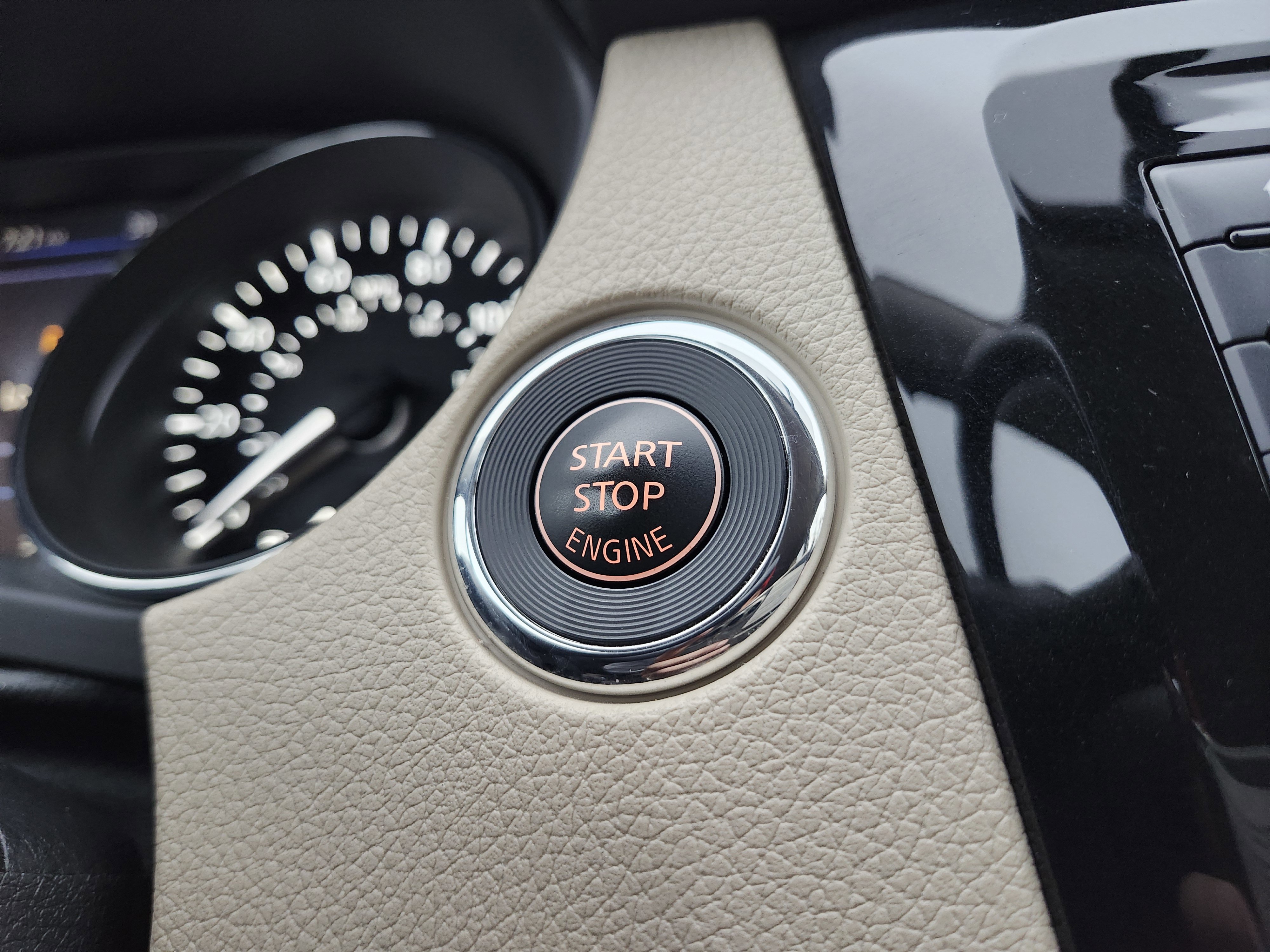 Used 2018 Nissan Rogue SV image 6