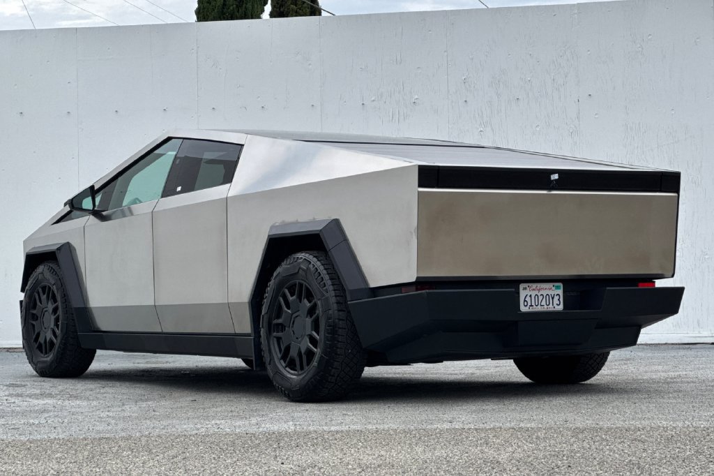 Used 2024 Tesla Cybertruck AWD Crew Cab image 5