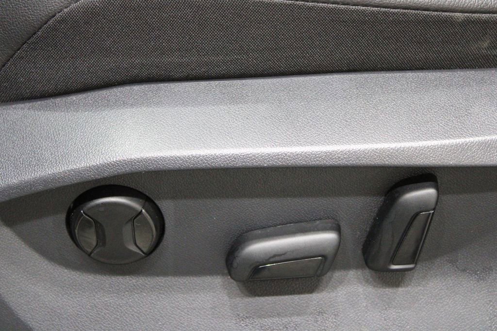 Used 2022 Volkswagen Tiguan SE image 16