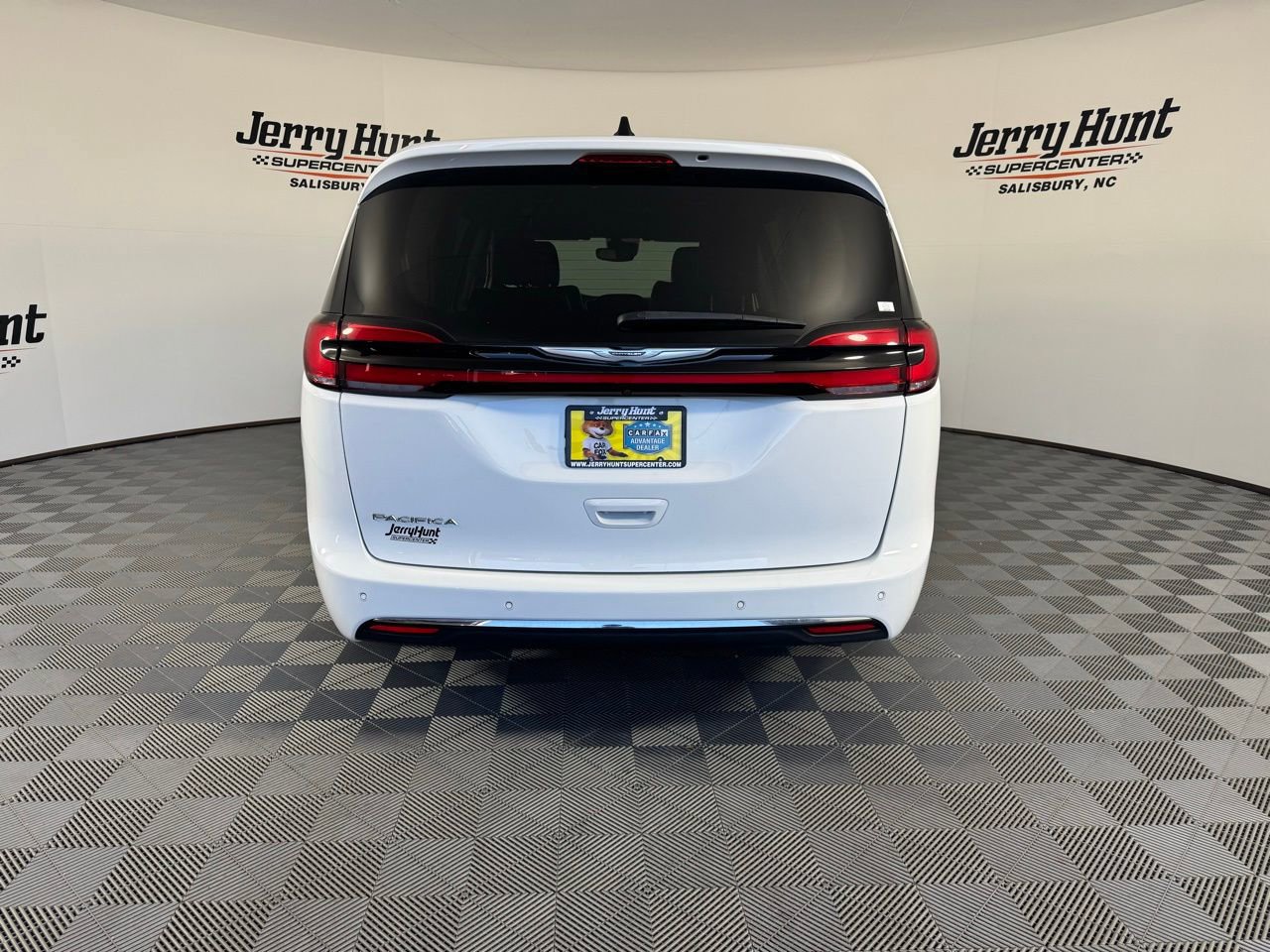 Used 2023 Chrysler Pacifica Touring-L FWD image 6