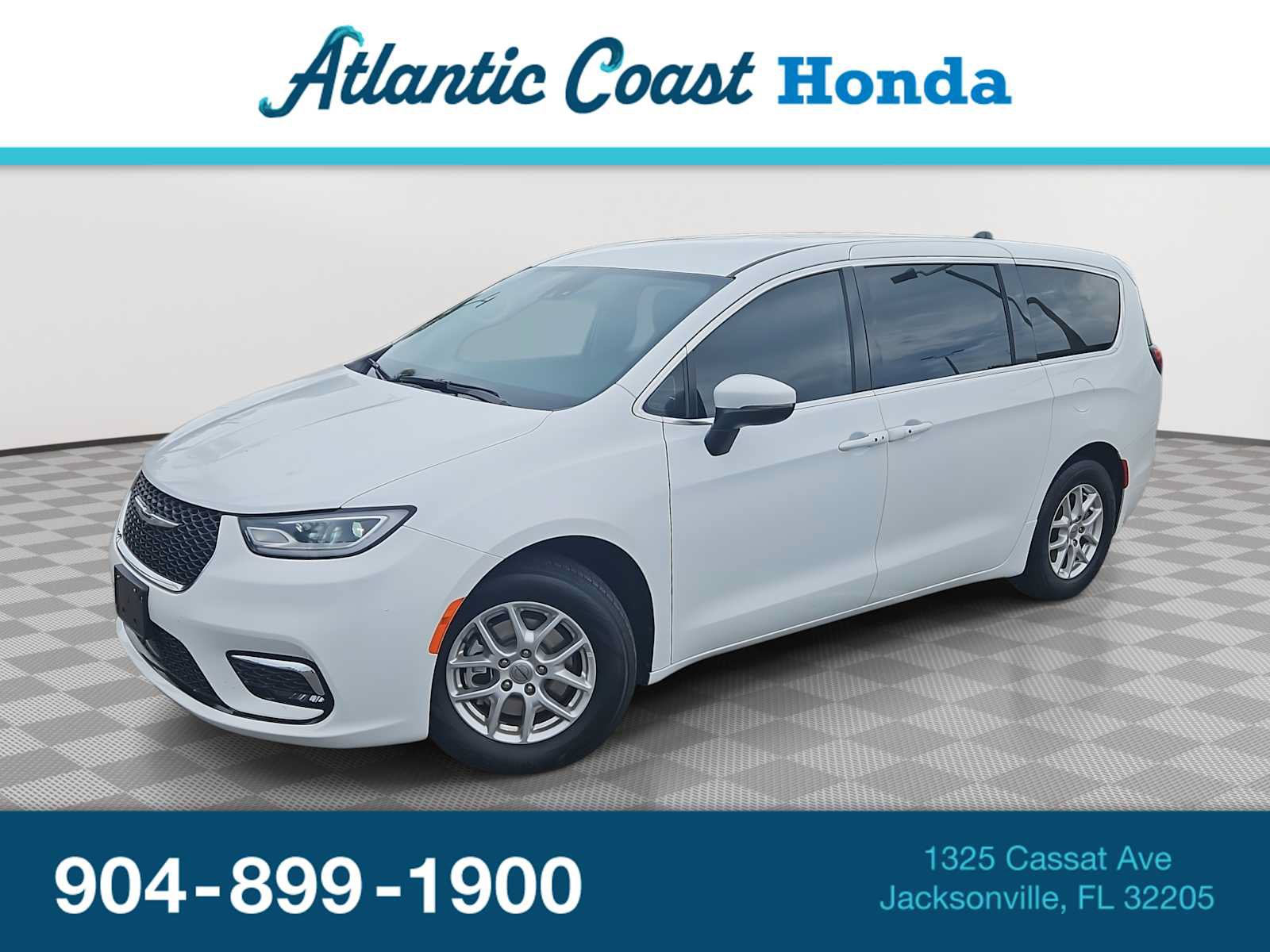 Used 2023 Chrysler Pacifica Touring-L FWD image 1