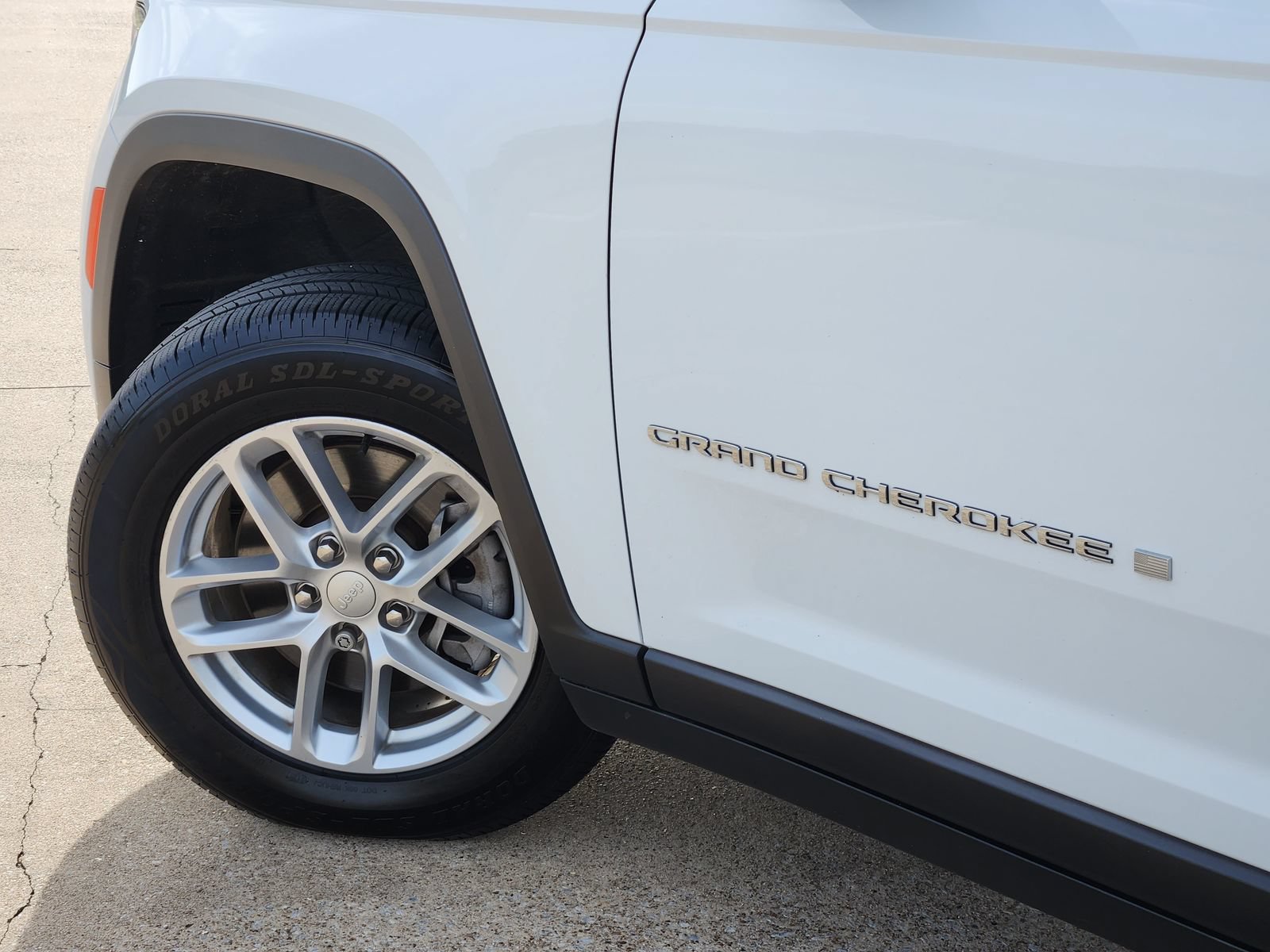 Used 2023 Jeep Grand Cherokee L Laredo w/ Luxury Tech Group I AWD/4WD image 17