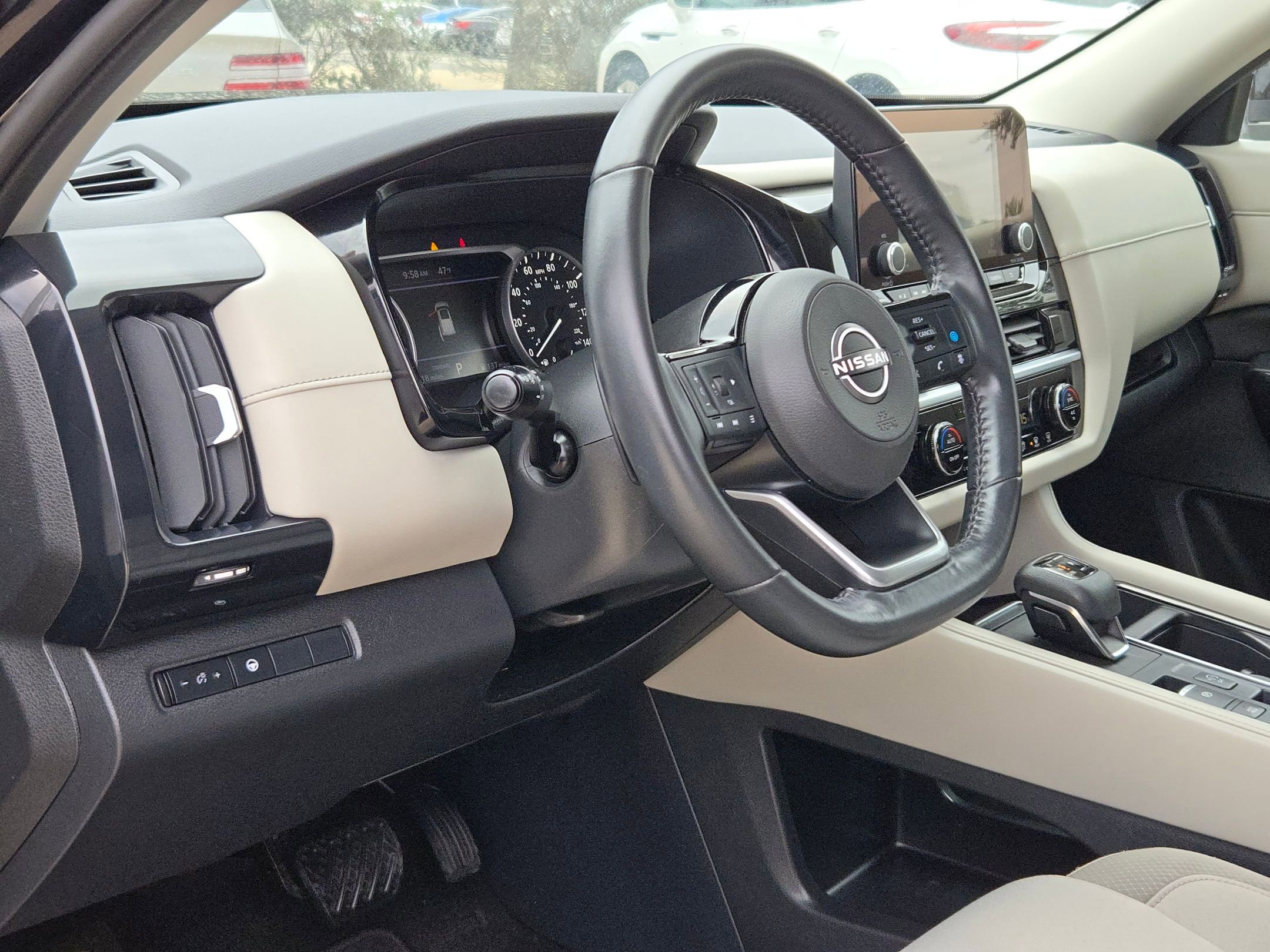 Used 2023 Nissan Pathfinder SV image 10