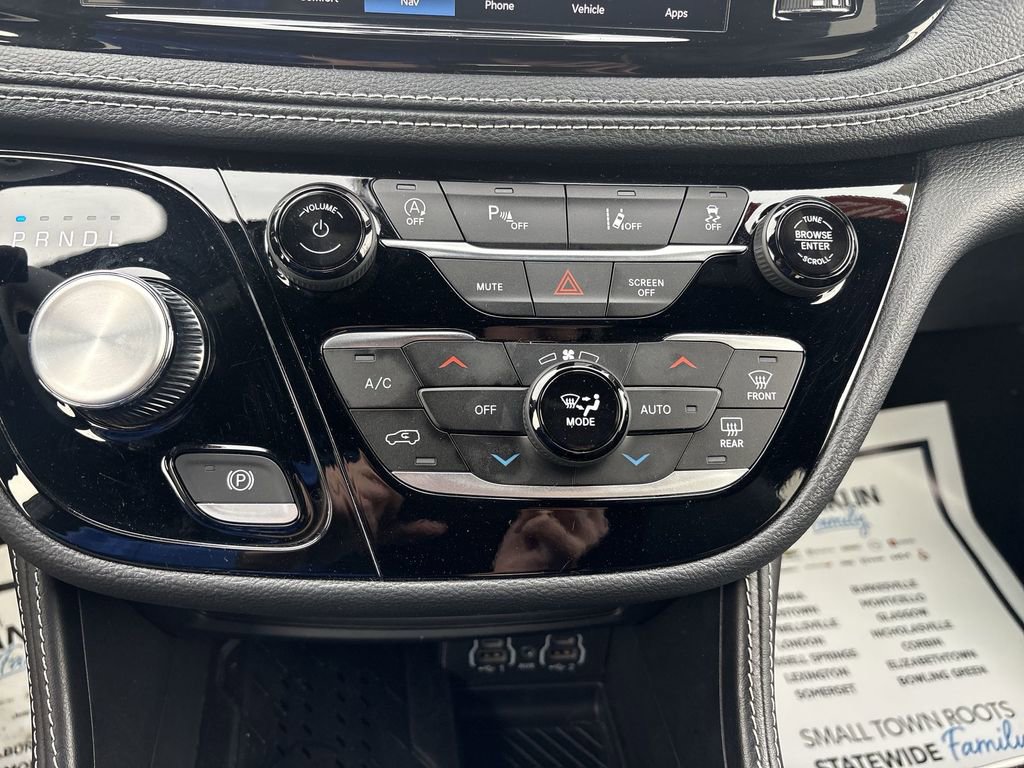 Used 2025 Chrysler Pacifica Limited FWD image 17