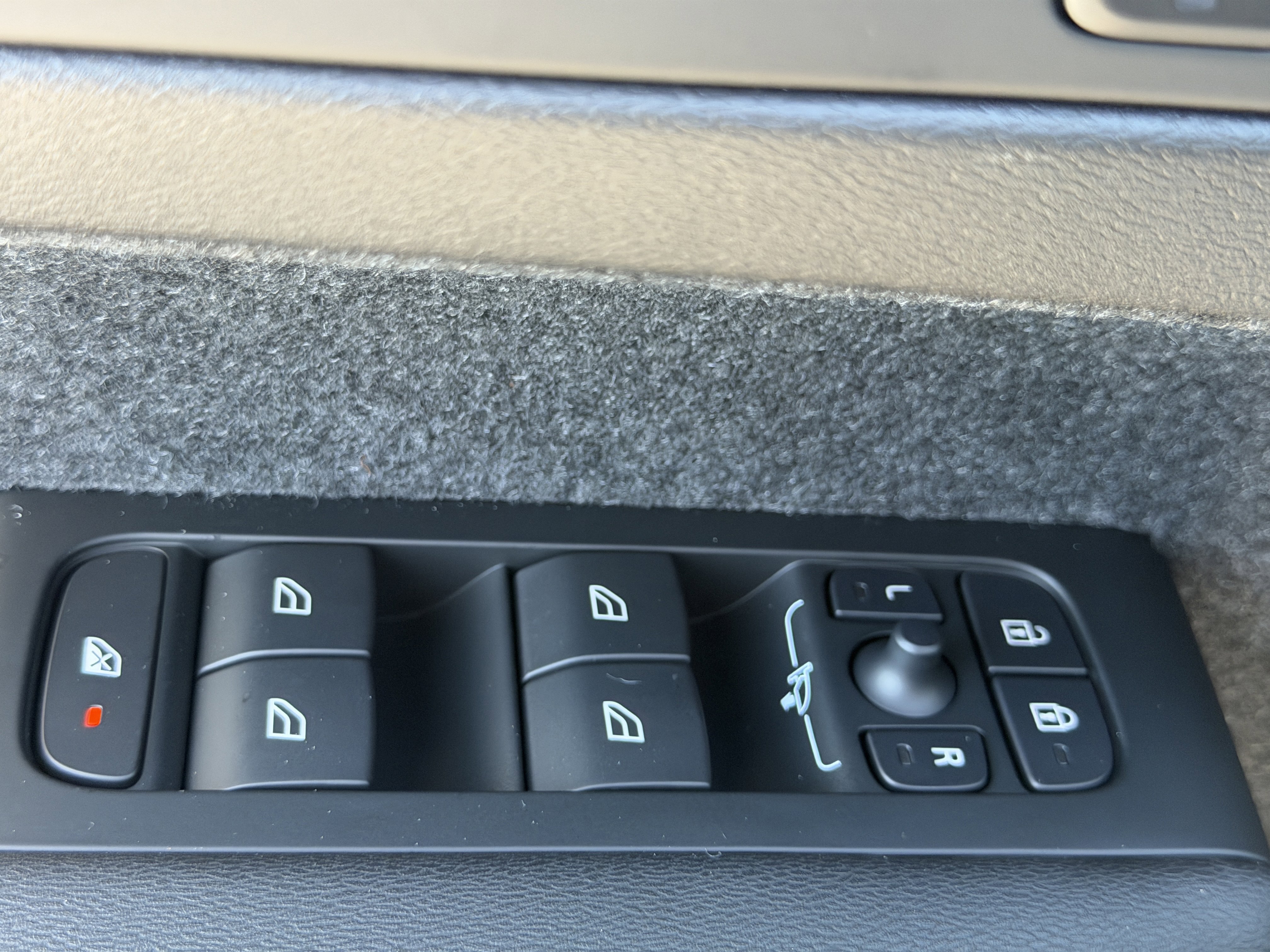 New 2026 Volvo XC40 B5 Core w/ Protection Package image 17