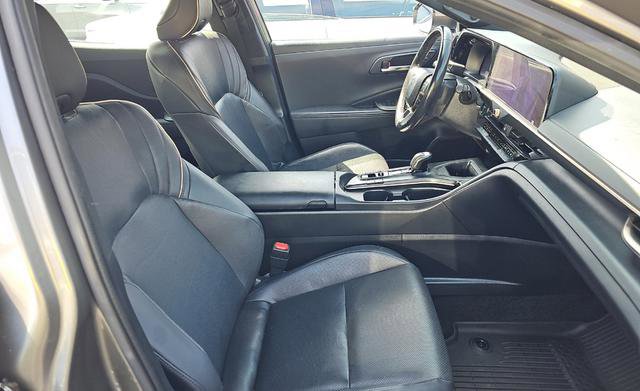 Used 2023 Toyota Crown Limited image 4