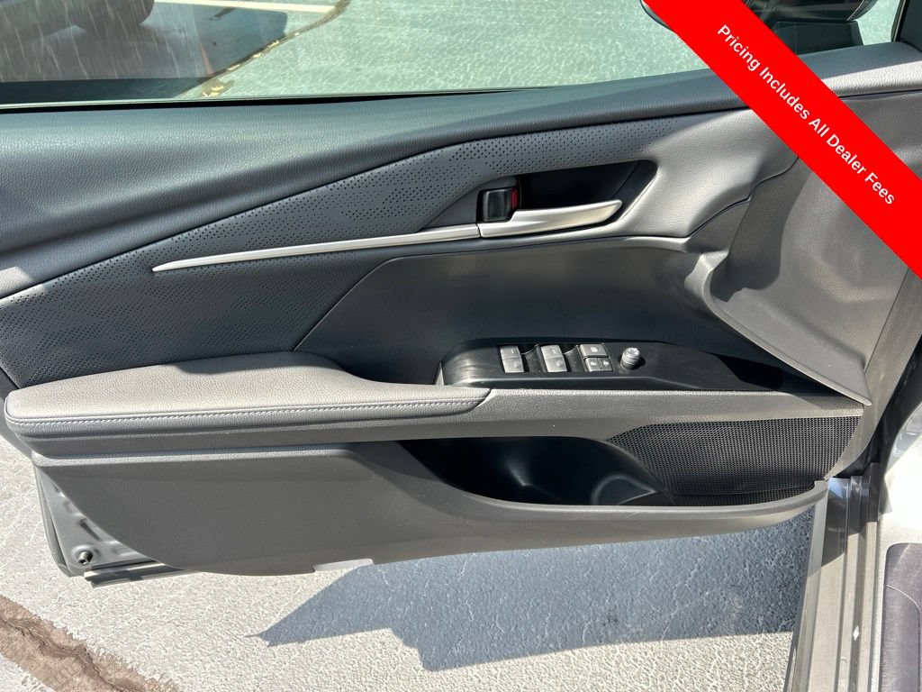 Used 2025 Toyota Camry XSE FWD image 3