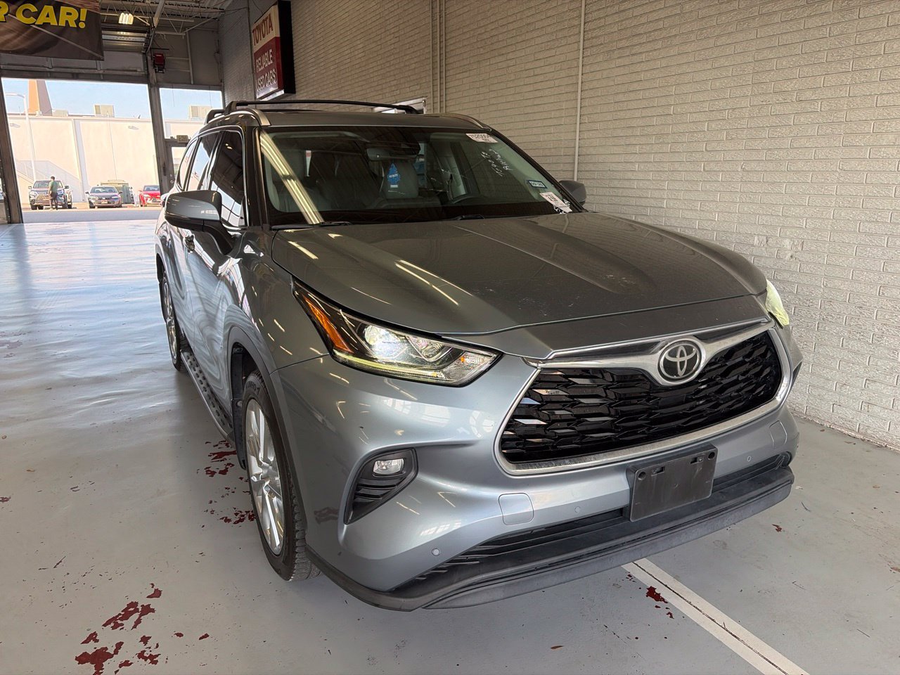 Used 2021 Toyota Highlander Limited FWD image 1