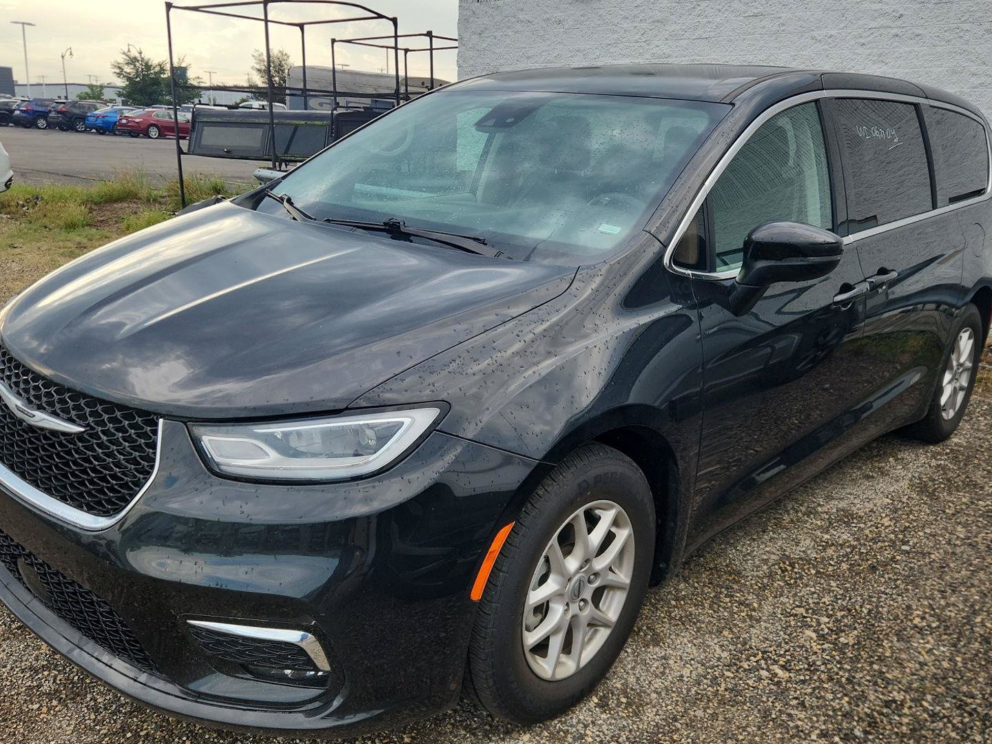 Used 2023 Chrysler Pacifica Touring-L FWD image 9