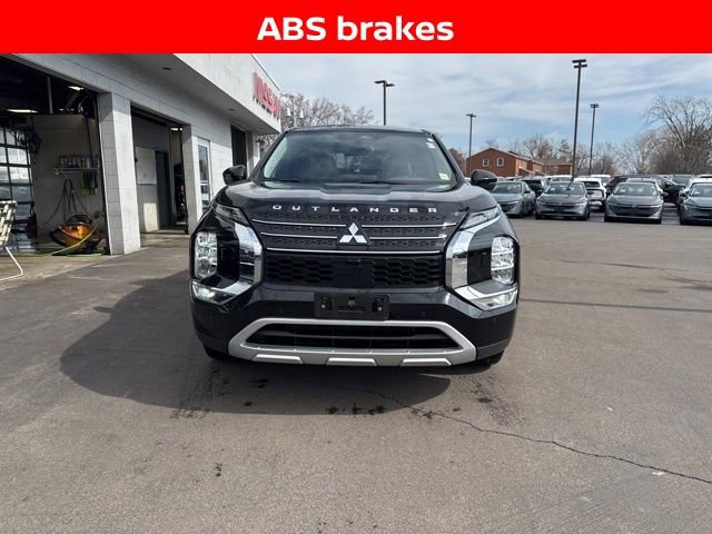 Used 2025 Mitsubishi Outlander SE image 6