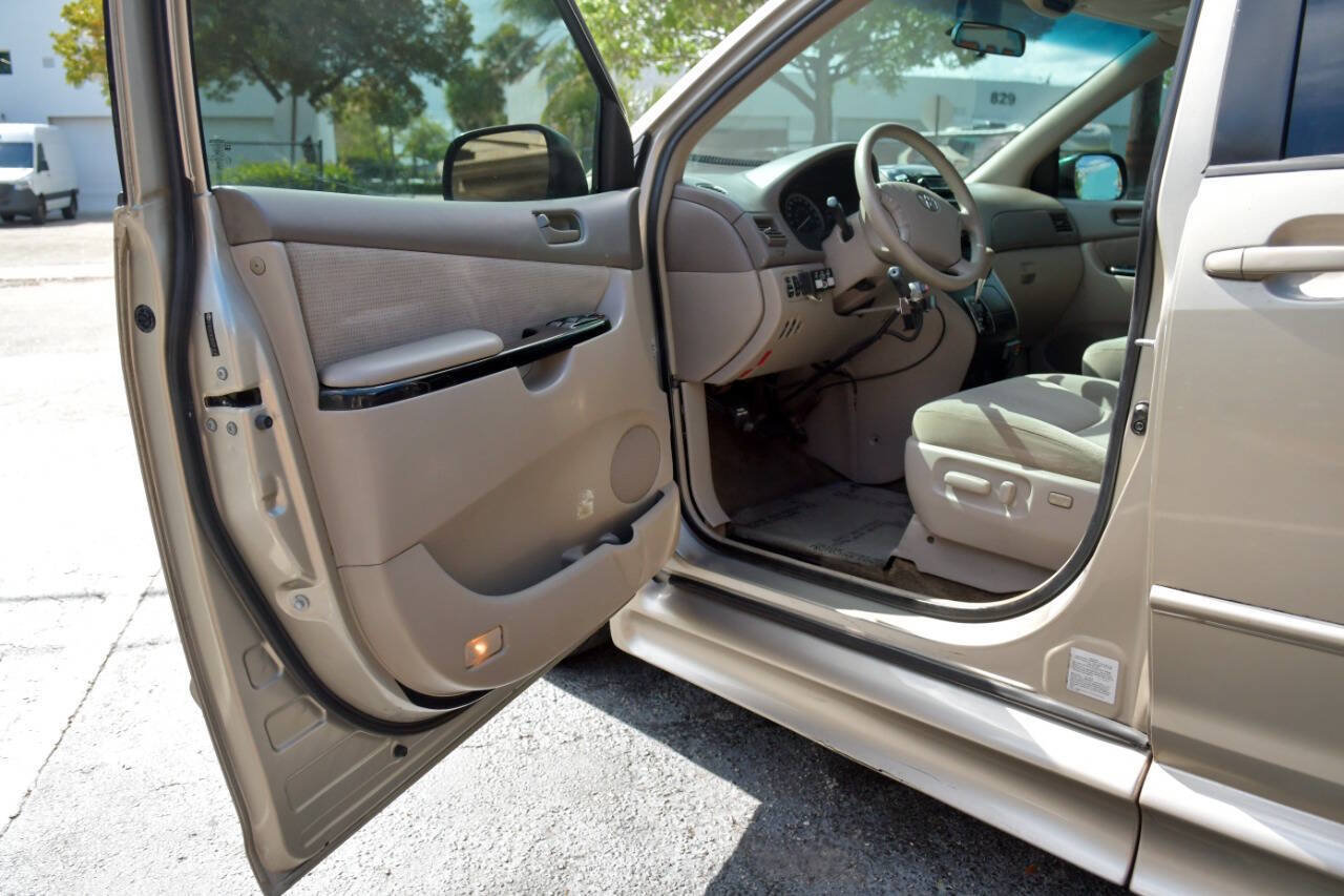 Used 2005 Toyota Sienna LE FWD image 17