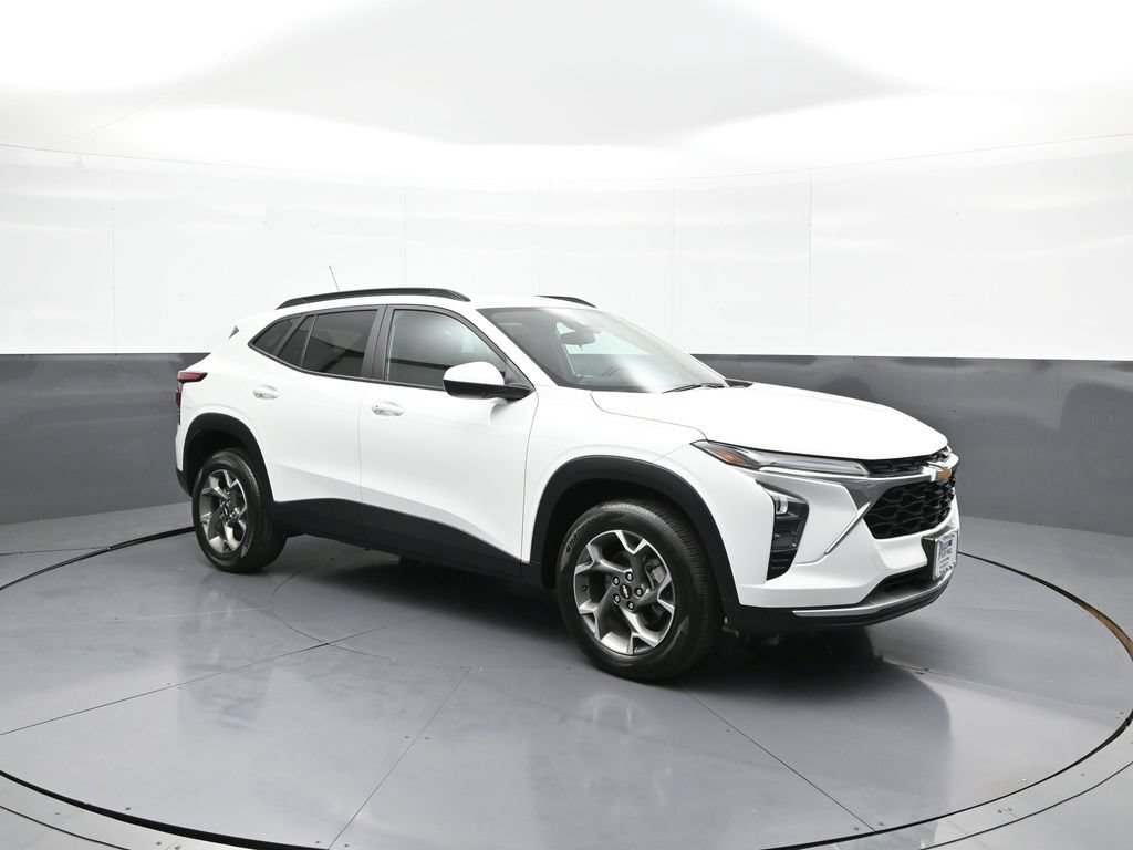 Used 2025 Chevrolet Trax LT w/ LT Convenience Package FWD image 4
