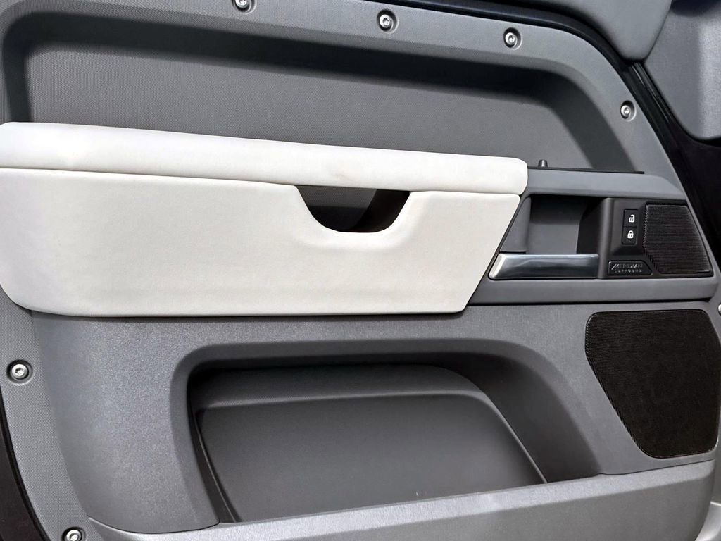 New 2025 Land Rover Defender 130 X-Dynamic SE image 16