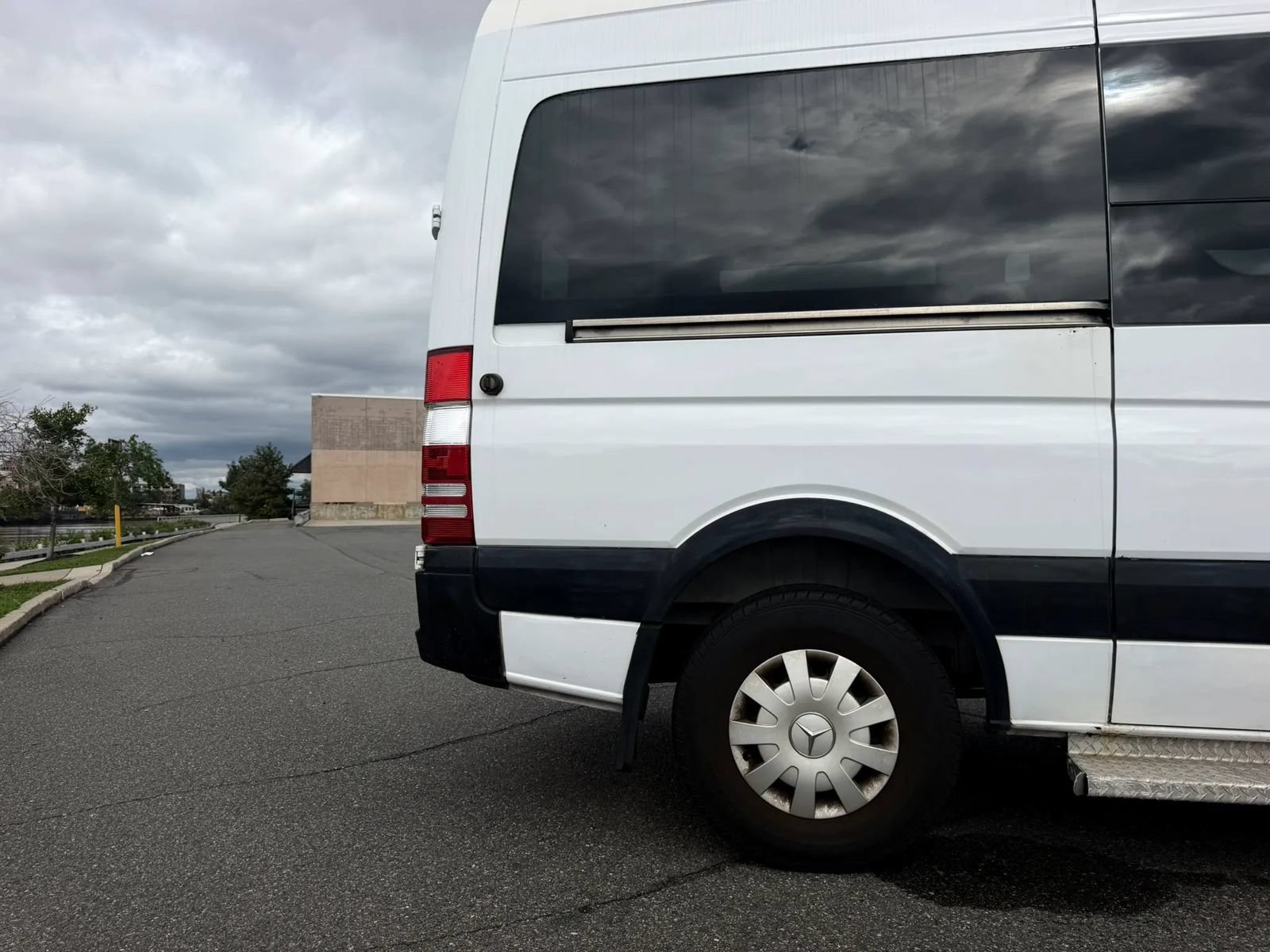 Used 2010 Mercedes-Benz Sprinter 2500 image 24
