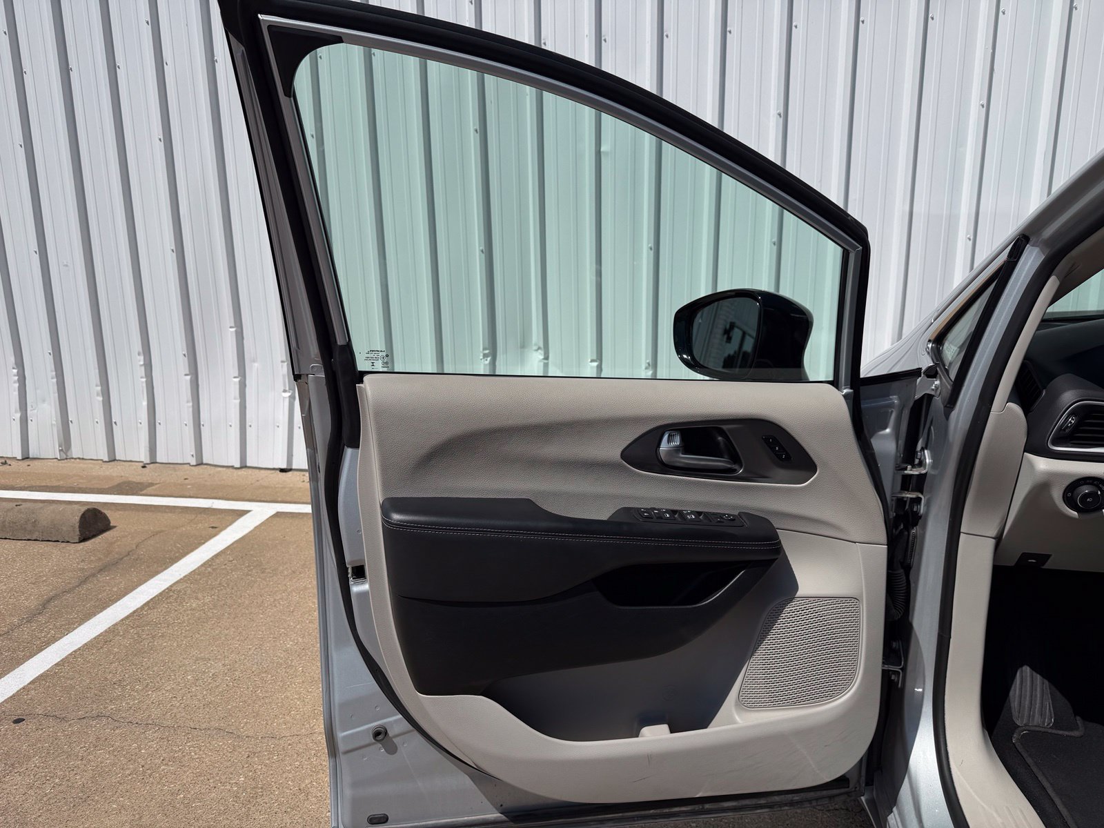 Used 2024 Chrysler Pacifica Touring-L FWD image 21