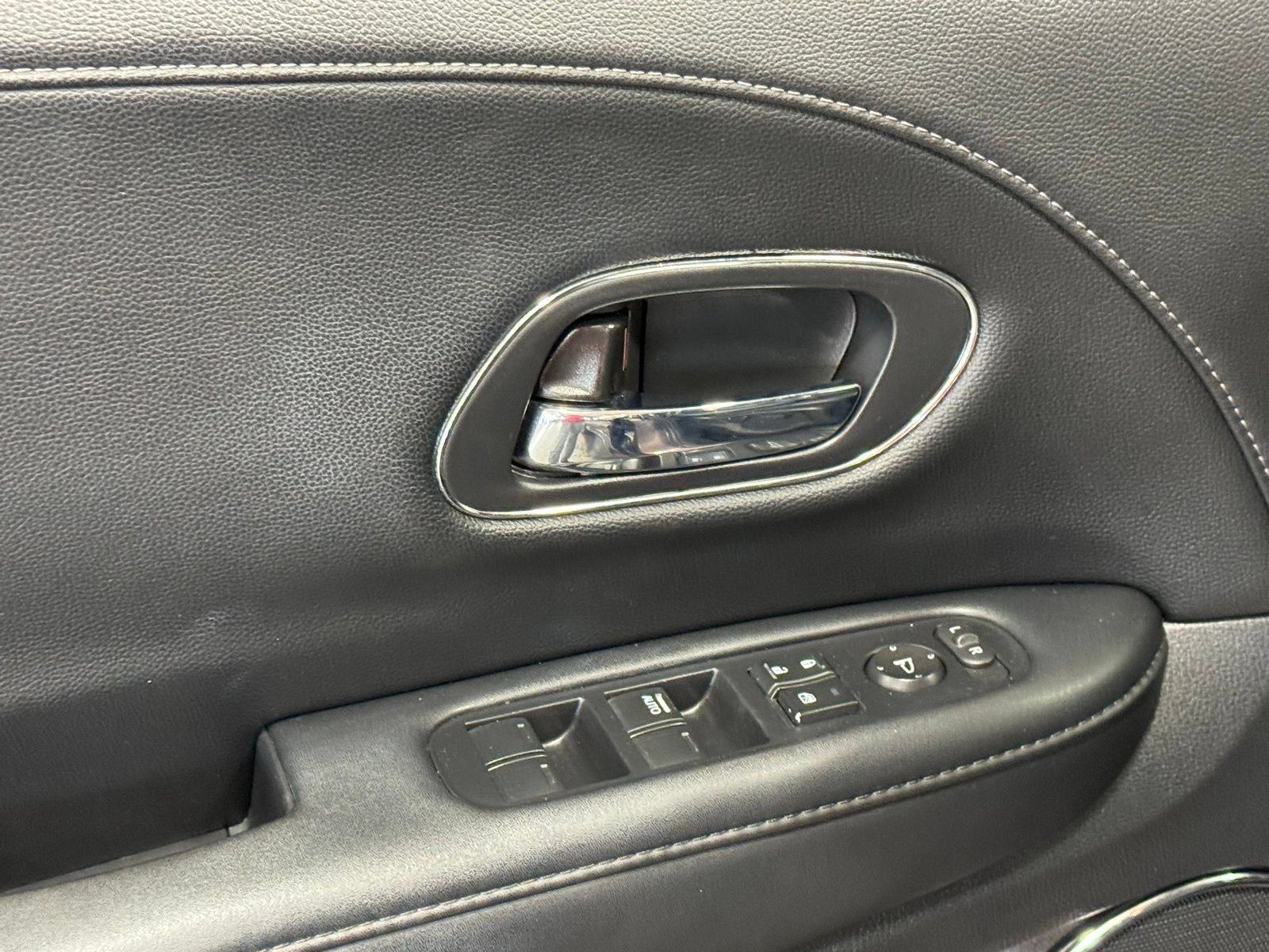 Used 2020 Honda HR-V Touring image 15