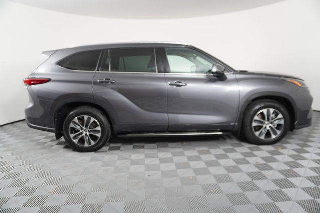 Used 2021 Toyota Highlander XLE image 9