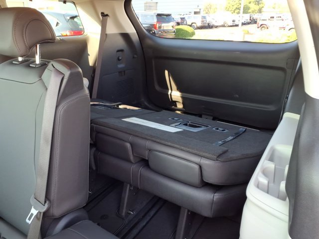 Used 2023 Kia Carnival EX FWD image 28