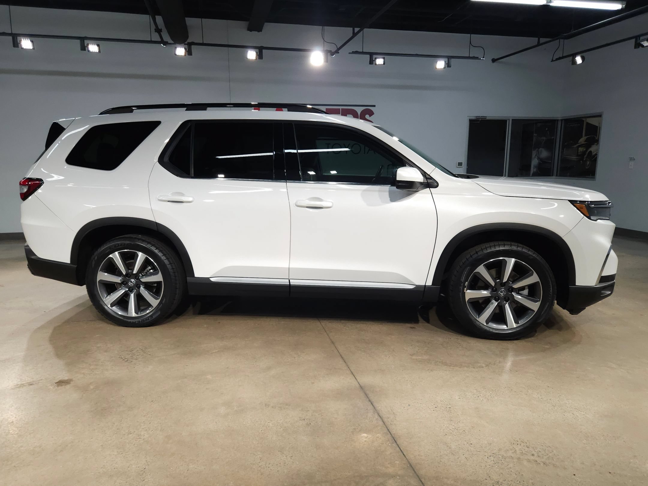 Used 2025 Honda Pilot Touring image 8