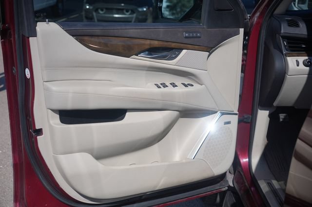 Used 2018 Cadillac Escalade Luxury AWD/4WD image 13