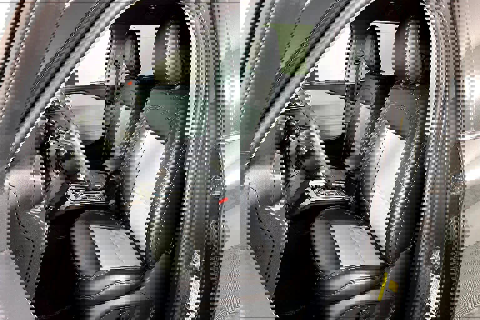 Used 2024 Ford Explorer XLT w/ Equipment Group 202A image 8