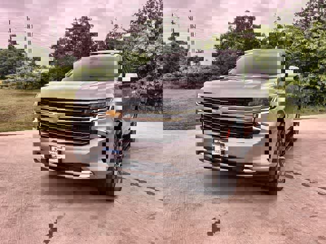 Used 2023 Chevrolet Tahoe LT w/ Luxury Package AWD/4WD image 2