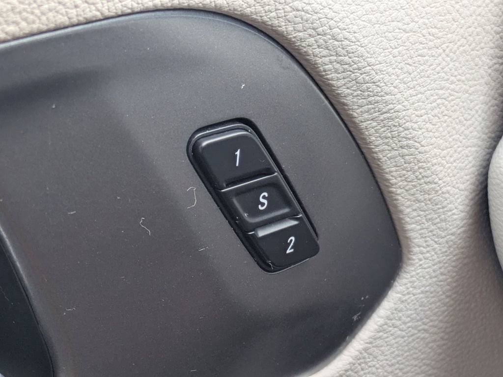 Used 2024 Chrysler Pacifica Touring-L FWD image 24