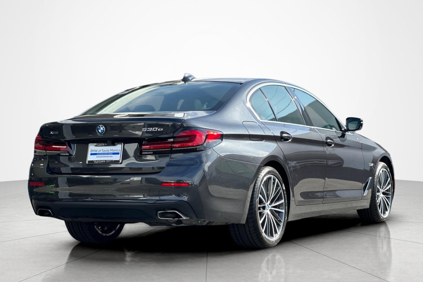 Used 2023 BMW 530e xDrive w/ Premium Package AWD/4WD image 5