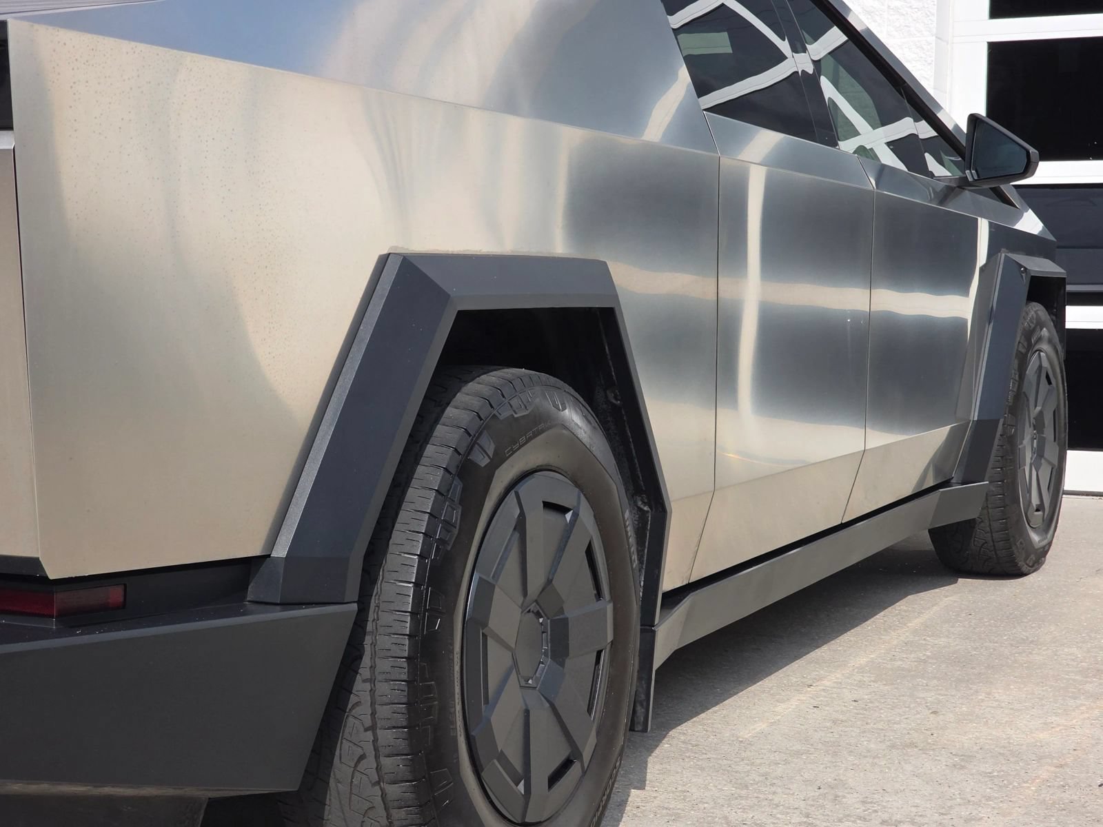 Used 2025 Tesla Cybertruck AWD Crew Cab image 39