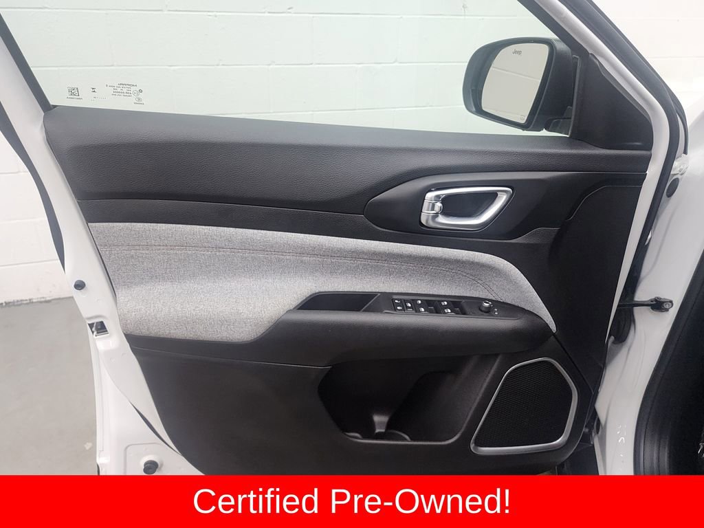 Used 2024 Jeep Compass Latitude image 9