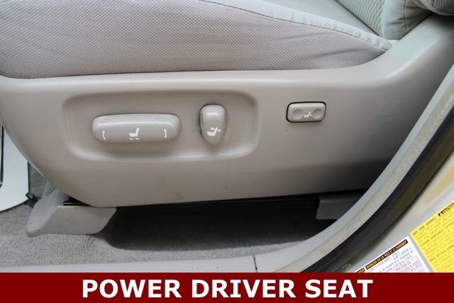 Used 2005 Toyota Highlander 4WD V6 w/ 3rd Row image 3