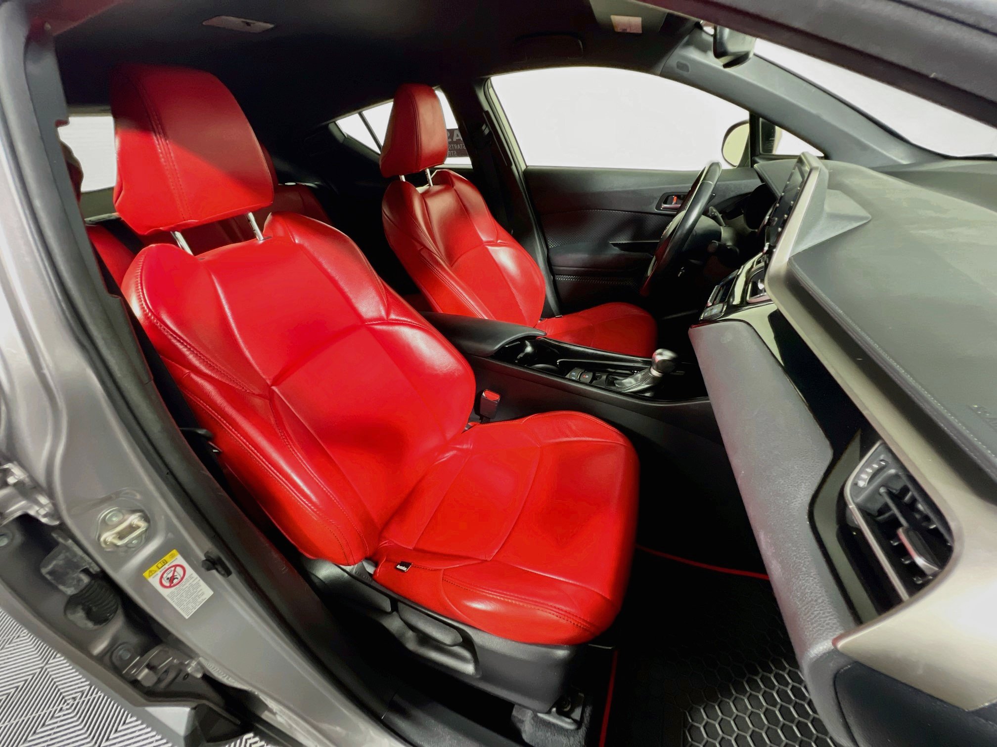 Used 2019 Toyota C-HR XLE FWD image 31