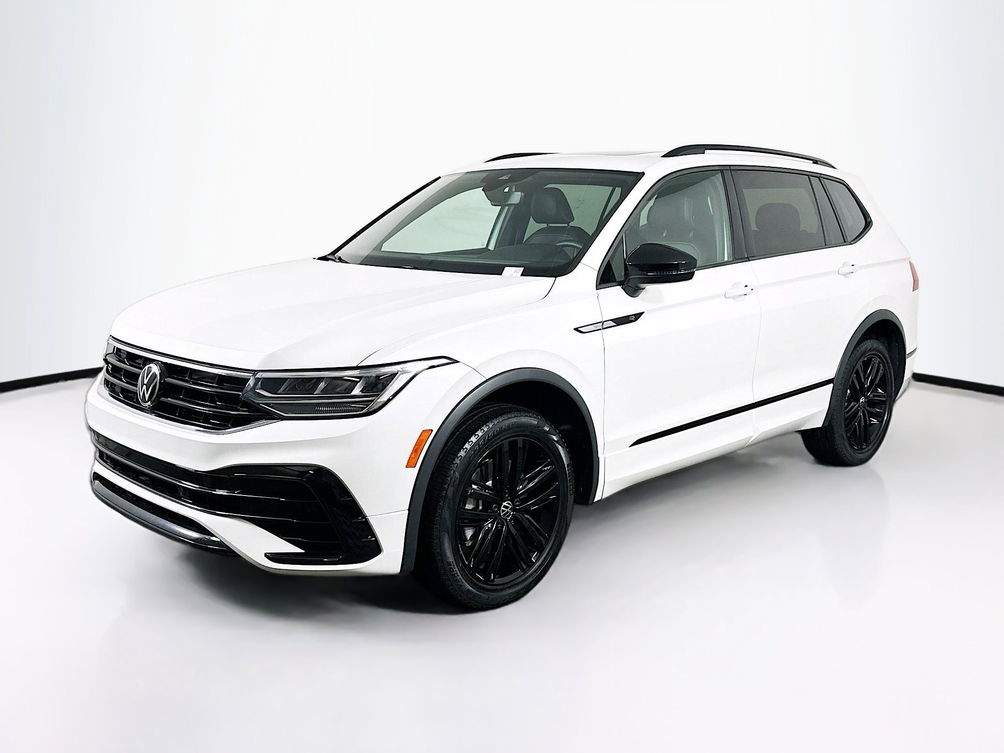 Used 2022 Volkswagen Tiguan SE R-Line image 3