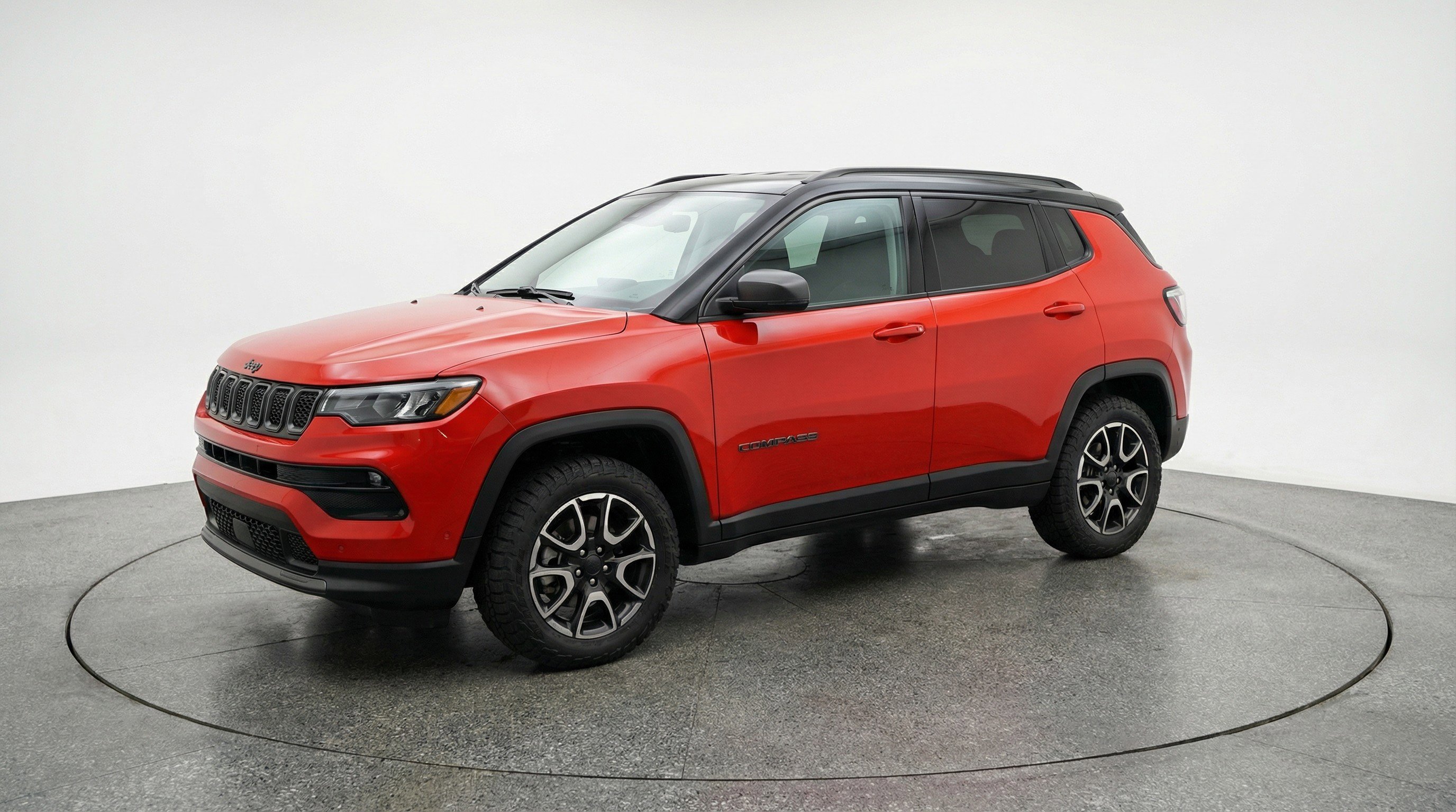 Used 2025 Jeep Compass Trailhawk image 3
