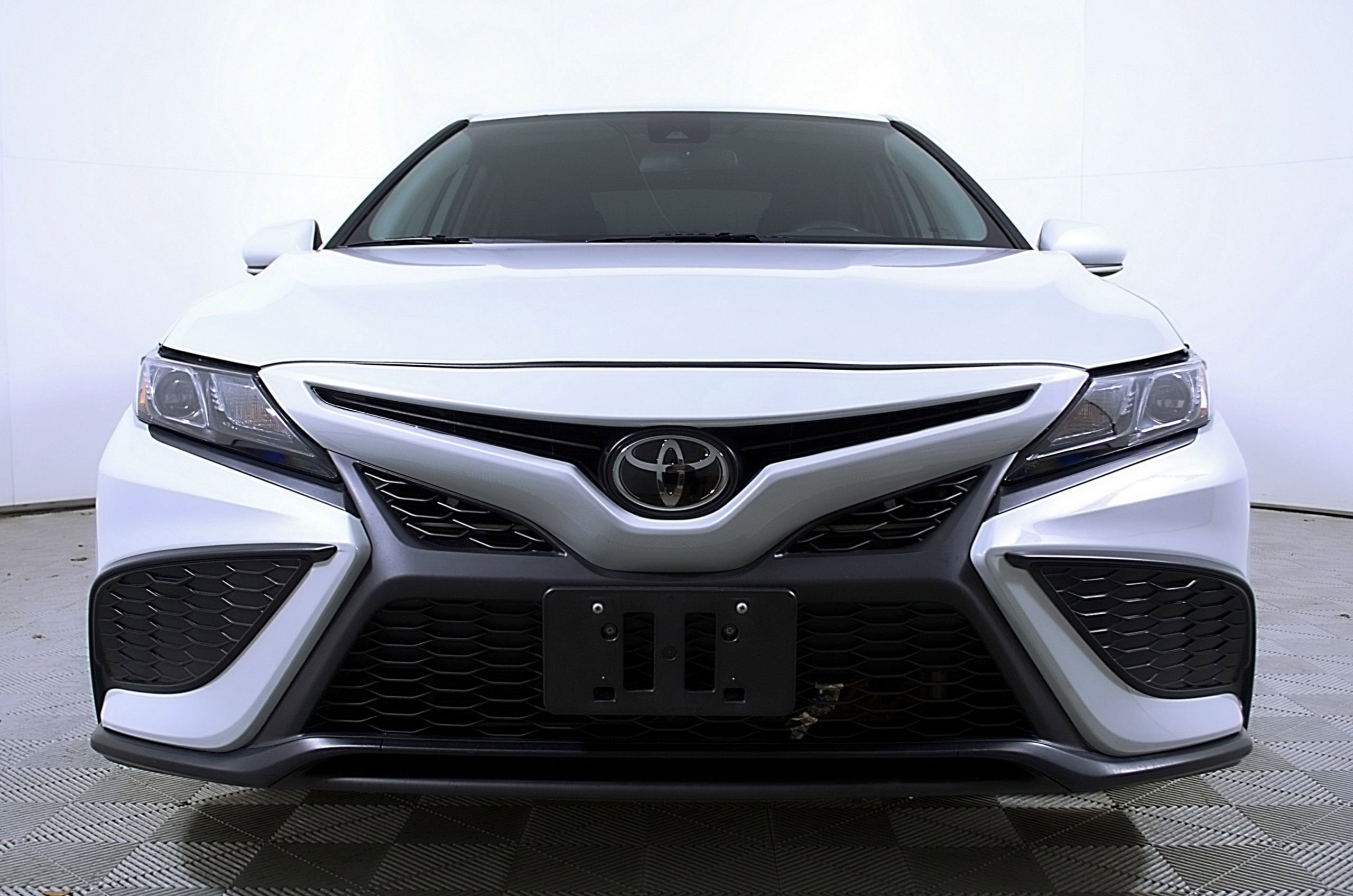 Used 2023 Toyota Camry SE image 5