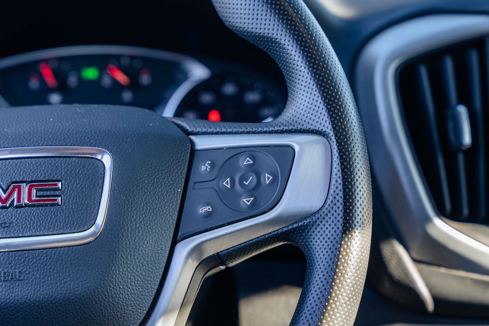 Used 2024 GMC Terrain SLE w/ Driver Convenience Package image 27