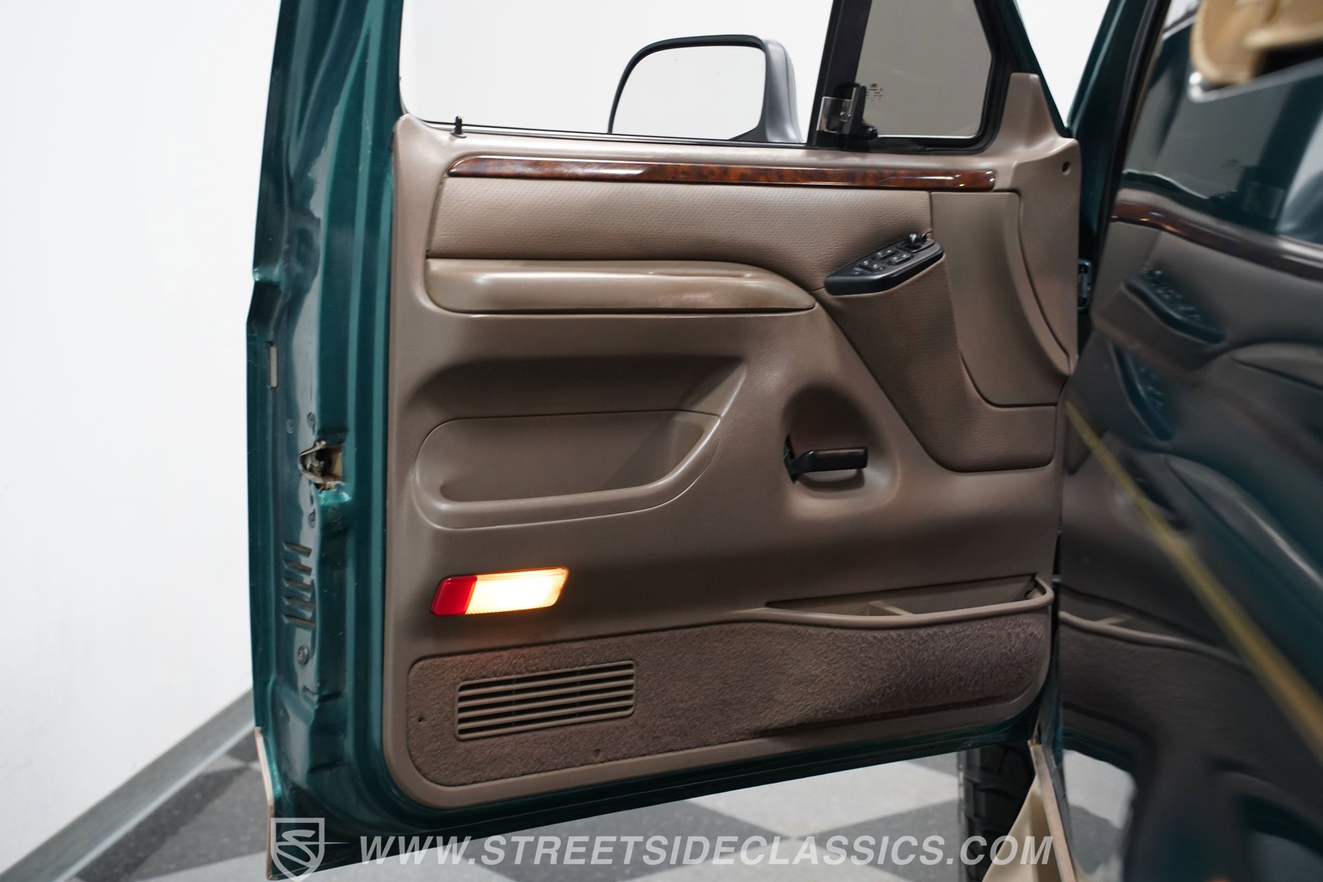 Used 1996 Ford Bronco Eddie Bauer image 34