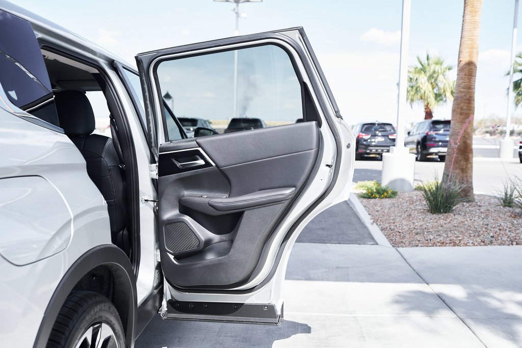 New 2025 Mitsubishi Outlander SE image 13