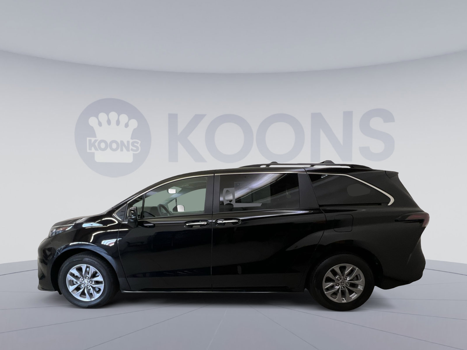 Used 2024 Toyota Sienna XLE w/ XLE Plus Package FWD image 5