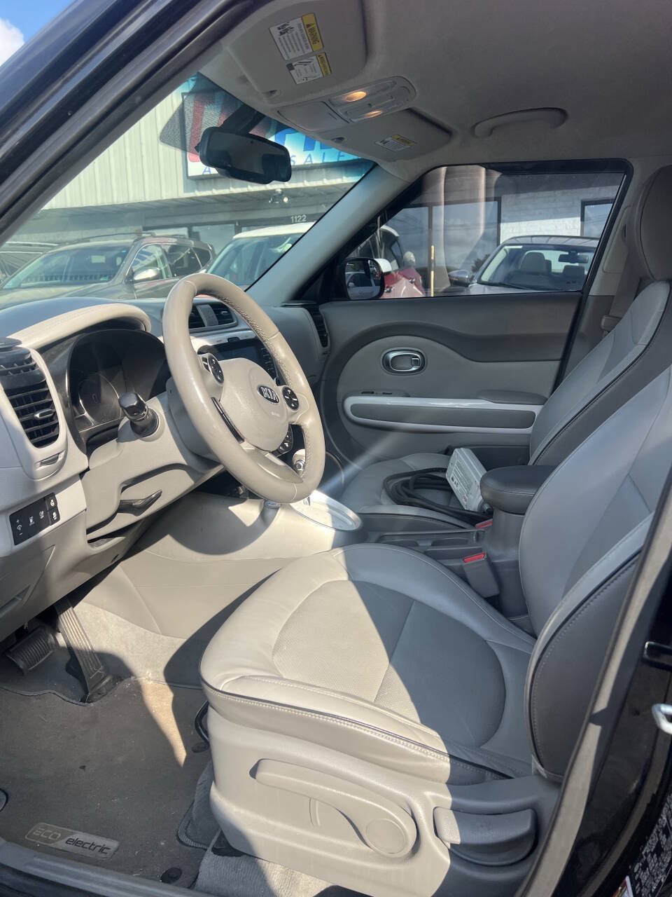 Used 2017 Kia Soul EV + FWD image 10