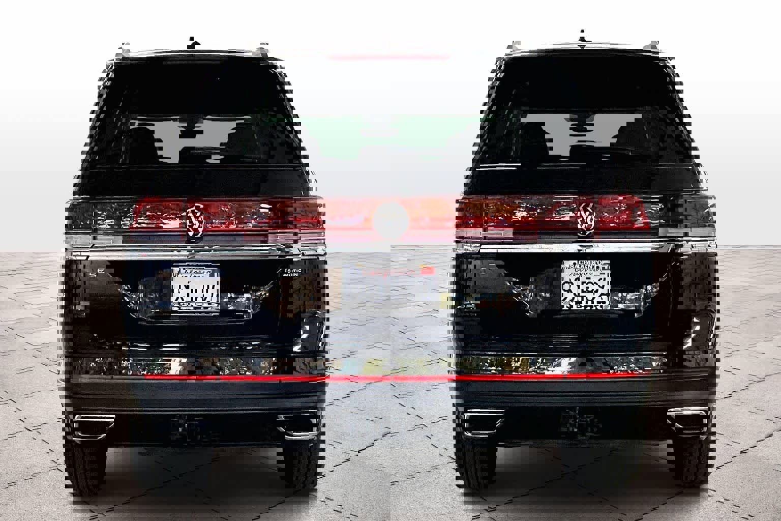 Used 2025 Volkswagen Atlas SE w/ Black Wheel Package image 7