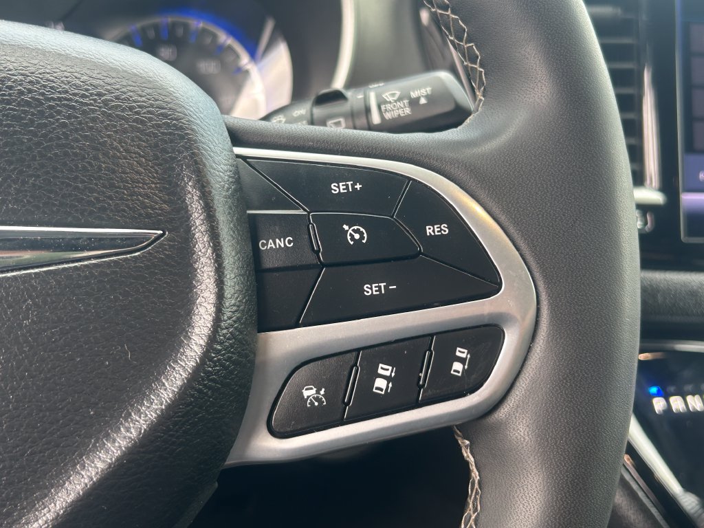 Used 2025 Chrysler Pacifica Select FWD image 18