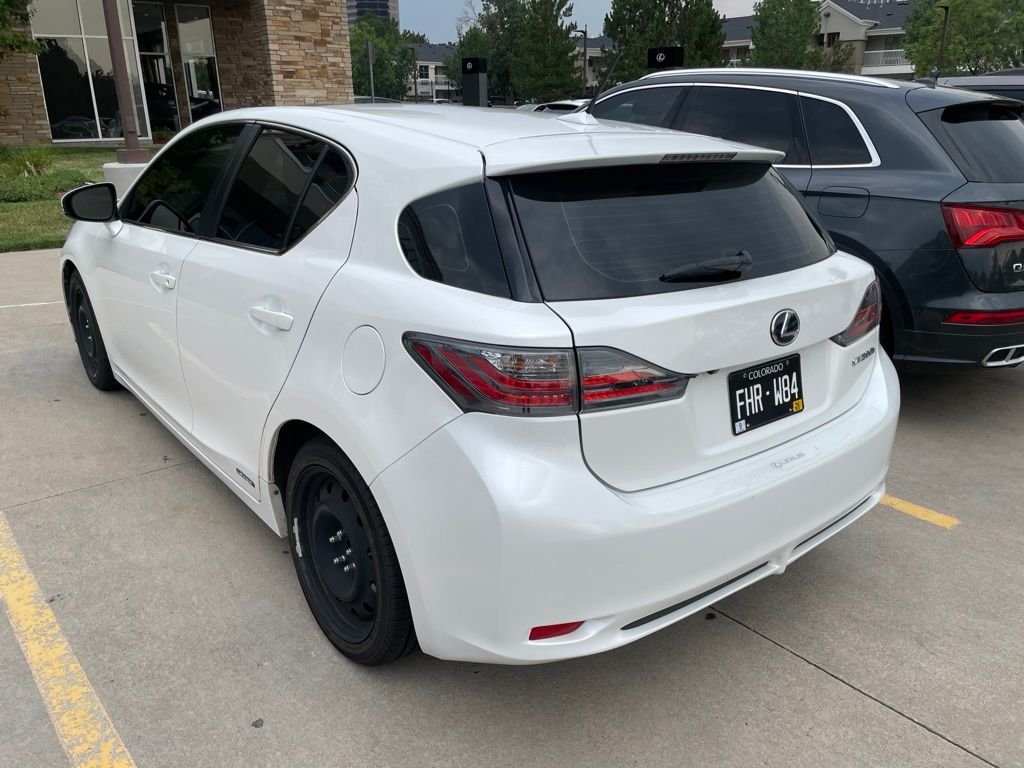 Used 2011 Lexus CT 200h Premium w/ Leather Pkg FWD image 3