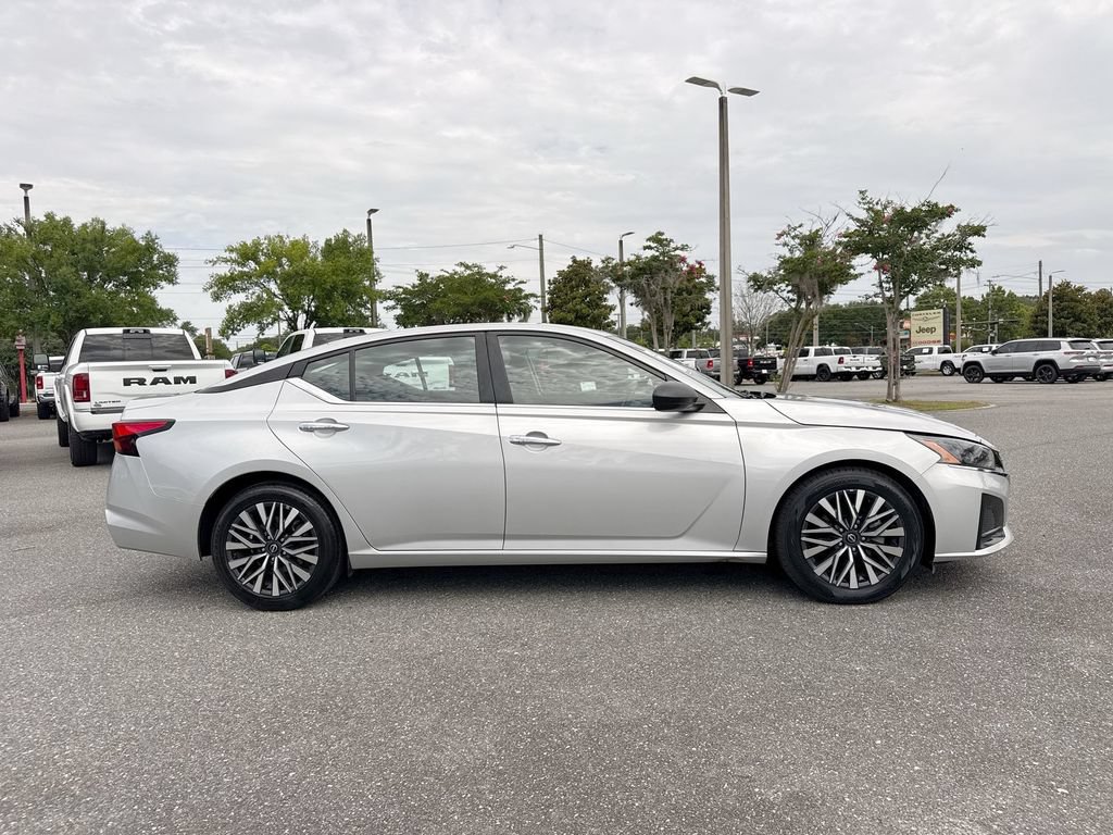 Used 2024 Nissan Altima 2.5 SV FWD image 2