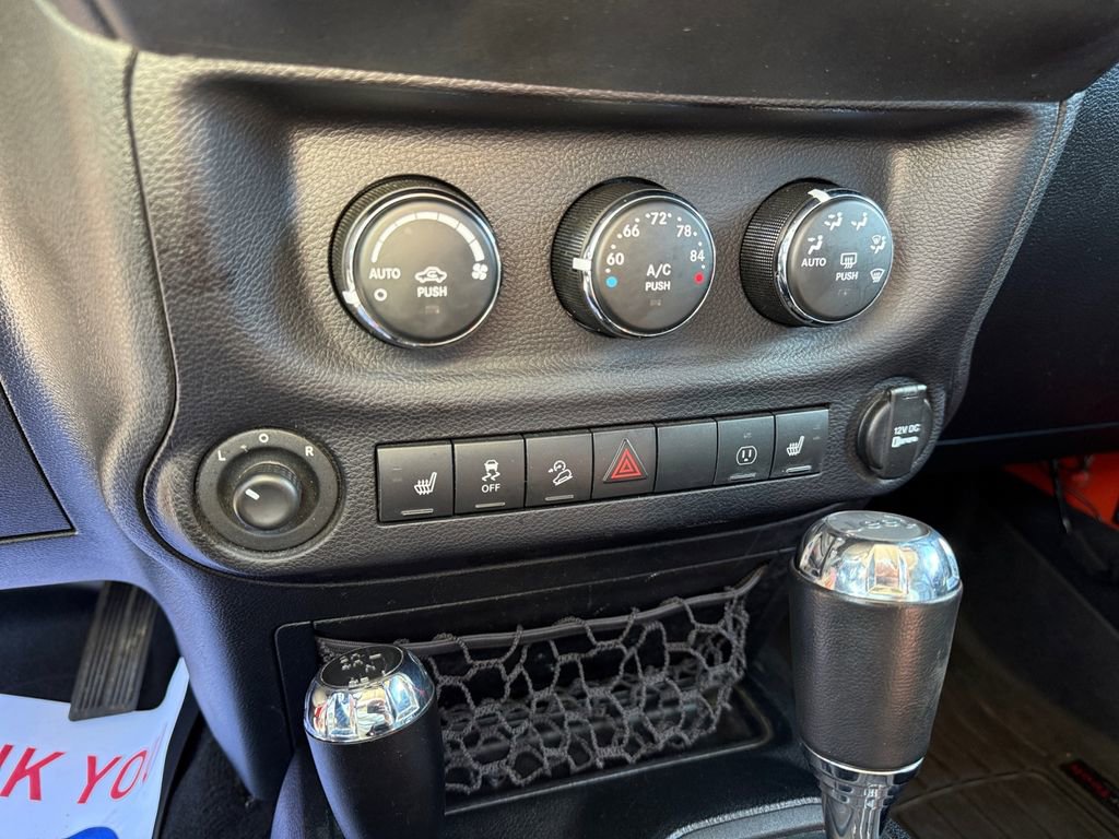 Used 2015 Jeep Wrangler Unlimited Rubicon image 17